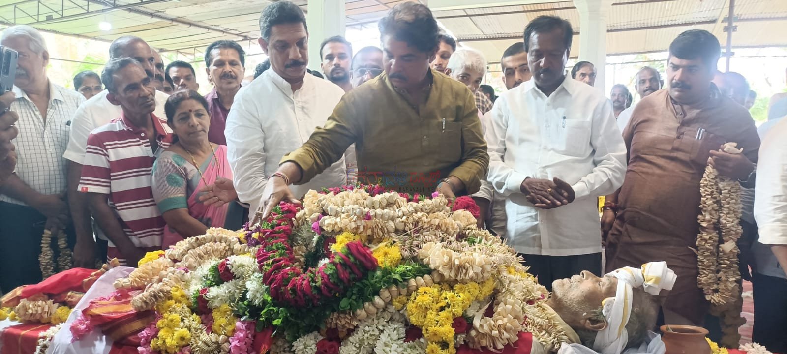 ಶಾಸಕ ಸುನಿಲ್ ಕುಮಾರ್ ತಂದೆ ಎಂ.ಕೆ ವಾಸುದೇವ ನಿಧನ : ವಿಪಕ್ಷ ನಾಯಕ ಆರ್. ಅಶೋಕ್, ಸಂಸದ ಕೋಟ ಶ್ರೀನಿವಾಸ ಪೂಜಾರಿ ಸೇರಿ ಹಲವು ಗಣ್ಯರಿಂದ ಅಂತಿಮ ದರ್ಶನ