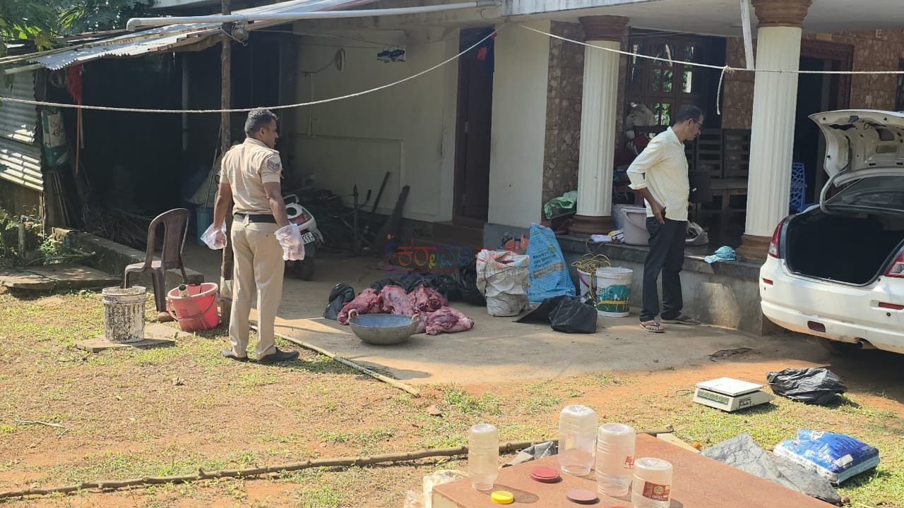 ಕಾರ್ಕಳ: ನಲ್ಲೂರಿನಲ್ಲಿ ಅಕ್ರಮ ಕಸಾಯಿಖಾನೆಗೆ ಪೊಲೀಸ್ ದಾಳಿ: 200 ಕೆಜಿಗಿಂತ ಅಧಿಕ ದನದ ಮಾಂಸ ವಶಕ್ಕೆ-ಪ್ರಮುಖ ಆರೋಪಿ ಅಶ್ರಫ್ ಸೇರಿದಂತೆ ಮೂವರು ಪರಾರಿ