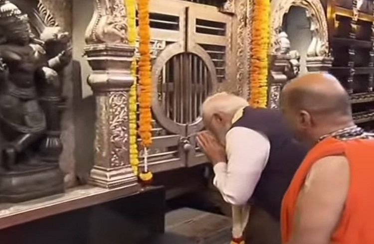 ಉಡುಪಿ: ನವಗ್ರಹ ಕಿಂಡಿಯ ಮೂಲಕ ಶ್ರೀಕೃಷ್ಣನ ದರ್ಶನ ಪಡೆದ ಪ್ರಧಾನಿ ಮೋದಿ