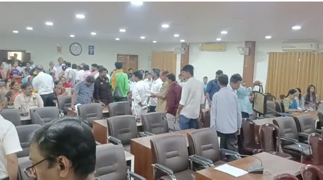 ಕಾರ್ಕಳ :SC/ST ಕುಂದುಕೊರತೆ ಸಭೆಗೆ ಗೈರಾದ ಅಧಿಕಾರಿಗಳ ವಿರುದ್ಧ ದಲಿತರ ಮುಖಂಡರ ಆಕ್ರೋಶ: ಸಭೆ ಬಹಿಷ್ಕರಿಸಿ ಪ್ರತಿಭಟನೆ