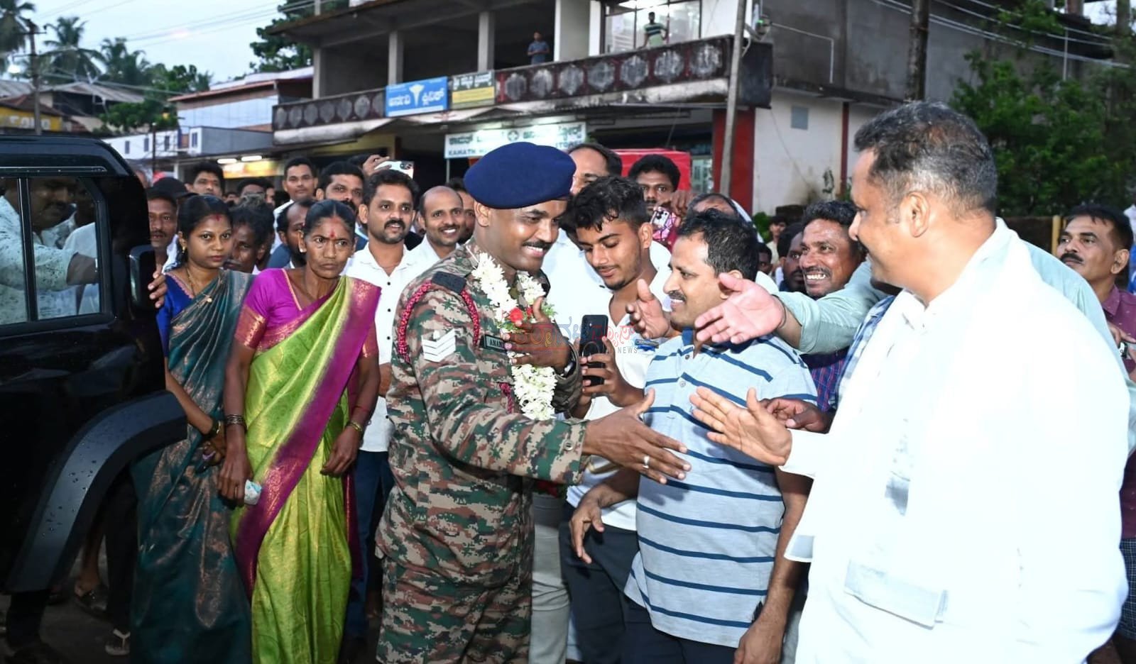 ಹೆಬ್ರಿ: ಸೇನೆಯಲ್ಲಿ ಸೇವೆ ಸಲ್ಲಿಸಿ ನಿವೃತ್ತರಾದ ಯೋಧನಿಗೆ ಹುಟ್ಟೂರಿನಲ್ಲಿ ಅದ್ಧೂರಿ ಸ್ವಾಗತ- ಯುವಕರು ಹೆಚ್ಚಿನ ಸಂಖ್ಯೆಯಲ್ಲಿ ಸೈನ್ಯಕ್ಕೆ ಸೇರಿ ಭಾರತ ಮಾತೆಯ ಸೇವೆ ಸಲ್ಲಿಸಬೇಕು- ಸನ್ಮಾನ ಸ್ವೀಕರಿಸಿ ನಿವೃತ್ತ ಯೋಧ ಆನಂದ ಕಬ್ಬಿನಾಲೆ