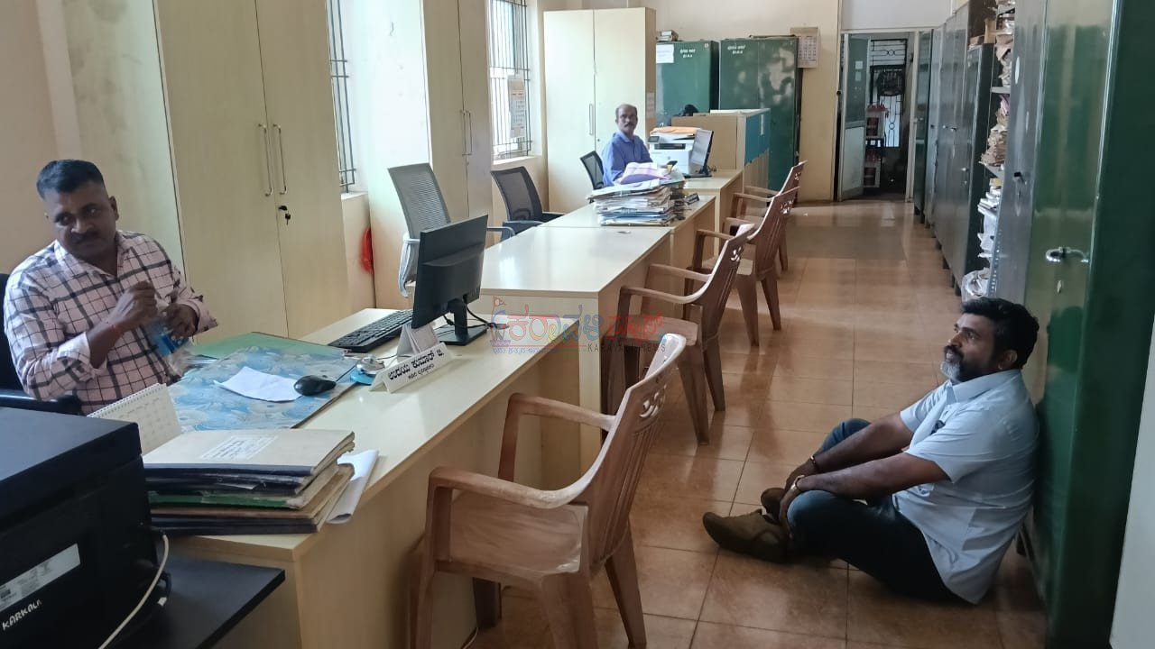 ಮಾಹಿತಿ ನೀಡದ ಕಾರ್ಕಳ ಪುರಸಭೆ ಮಾಹಿತಿ ಹಕ್ಕು ಅಧಿಕಾರಿ ವಿರುದ್ಧ ಮಾಜಿ ಸದಸ್ಯನ ಪ್ರತಿಭಟನೆ