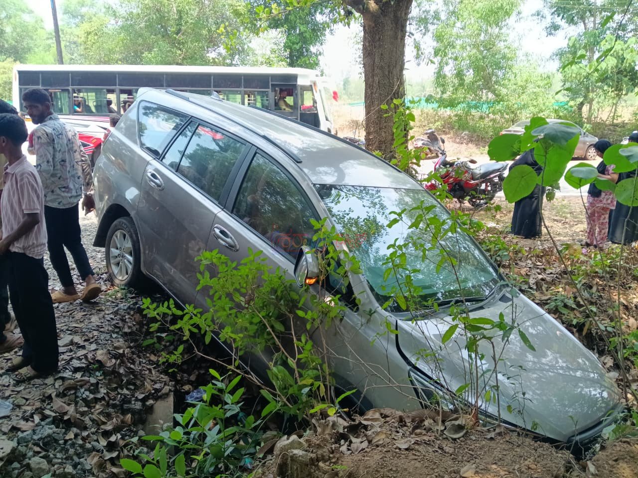 ಮುನಿಯಾಲು: ರಿಕ್ಷಾಗೆ ಡಿಕ್ಕಿ ಹೊಡೆಯುವುದನ್ನು ತಪ್ಪಿಸಲು ಹೋಗಿ ಕಂದಕಕ್ಕೆ ಬಿದ್ದ ಕಾರು: ಮಹಿಳೆ ಹಾಗೂ ಮಗುವಿಗೆ ಸಣ್ಣಪುಟ್ಟ ಗಾಯ