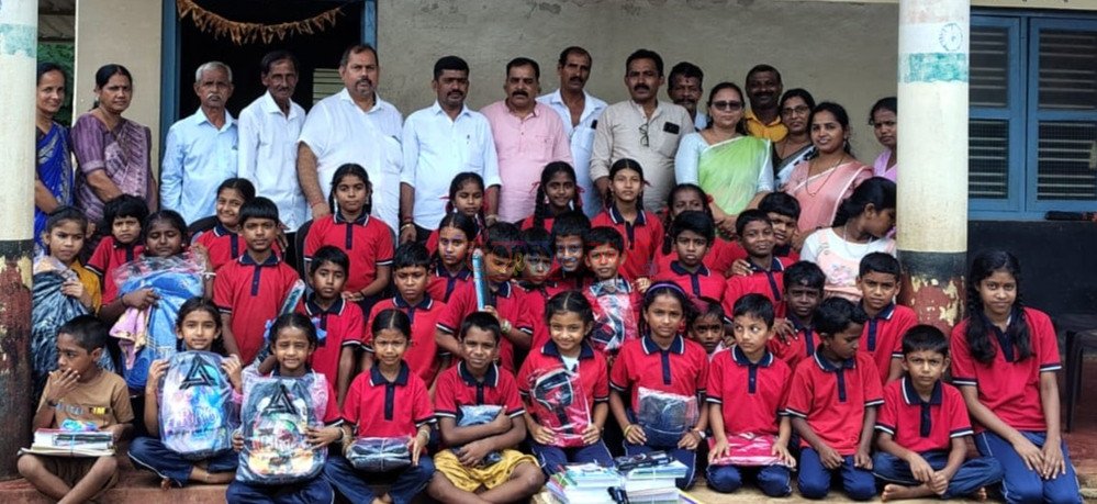 ಸೂರಾಲು: ಶಾಲಾ ಮಕ್ಕಳಿಗೆ ಉಚಿತ ಬರವಣಿಗೆ ಸಾಮಗ್ರಿ ,ಬ್ಯಾಗ್ ,ಕೊಡೆ ,ಸಮವಸ್ತ್ರ ವಿತರಣೆ