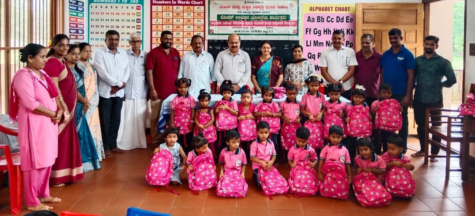 ಕಡ್ತಲದ ಅಂಗನವಾಡಿ ಪುಟಾಣಿಗಳಿಗೆ ಉಚಿತ ಸ್ಕೂಲ್ ಬ್ಯಾಗ್ ವಿತರಣೆ