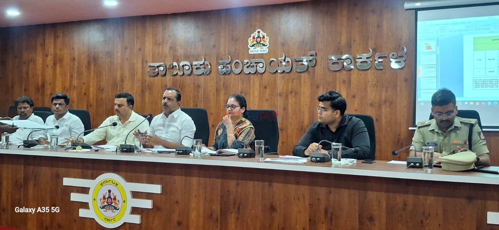 ಅಧಿಕಾರಿಗಳು ಬುದ್ಧಿವಂತಿಕೆಯ ಜೊತೆಗೆ ಹೃದಯುವಂತಿಕೆಯಿಂದ ಕೆಲಸ ಮಾಡಬೇಕು: ಪ್ರಗತಿ ಪರಿಶೀಲನಾ ಸಭೆಯಲ್ಲಿ ಅಧಿಕಾರಿಗಳಿಗೆ ಆರೋಗ್ಯ ಸಚಿವ ಯು.ಟಿ ಖಾದರ್ ಕಿವಿಮಾತು