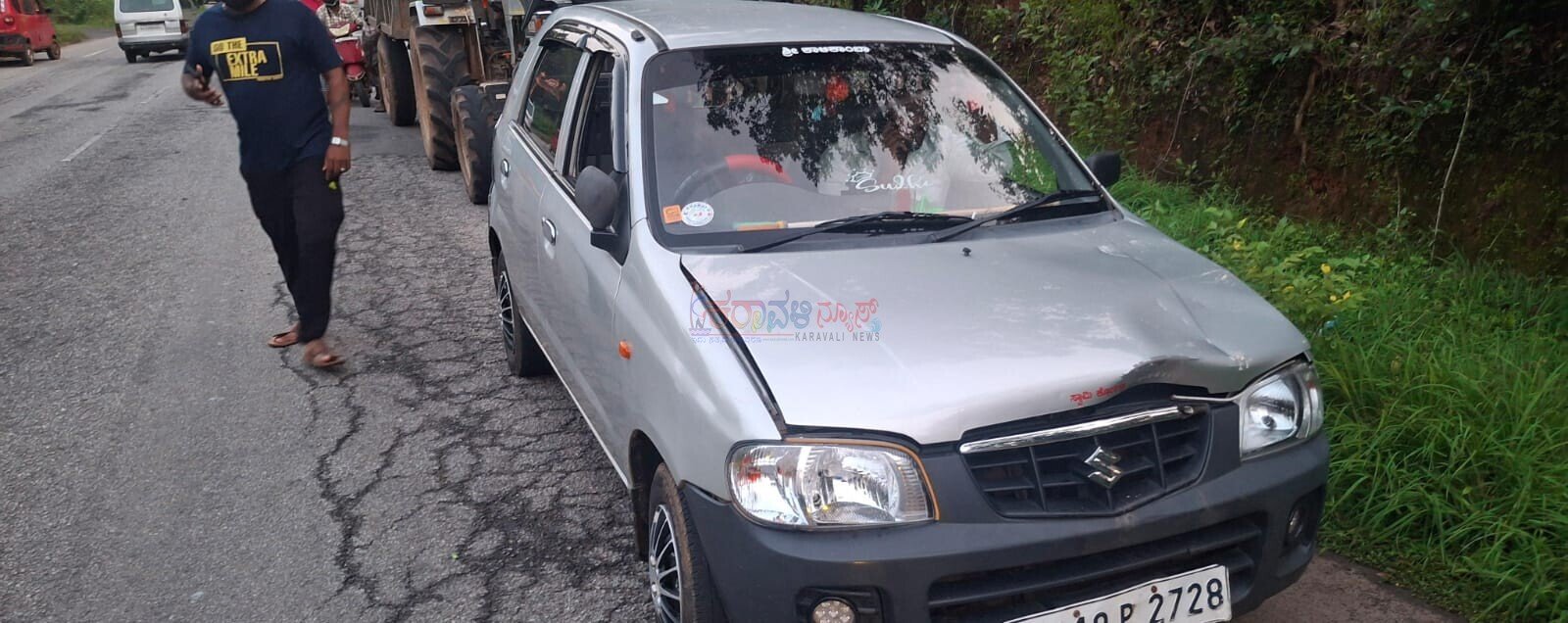ಎಣ್ಣೆಹೊಳೆ: ಕಾರು-ಟ್ರ್ಯಾಕ್ಟರ್ ನಡುವೆ ಅಪಘಾತ: ಹೊಂಡ ತಪ್ಪಿಸಲು ಟ್ರ್ಯಾಕ್ಟರ್  ಚಾಲಕ ಹಠಾತ್ ಬ್ರೇಕ್ ಹಾಕಿದ ಪರಿಣಾಮ ಅಪಘಾತ