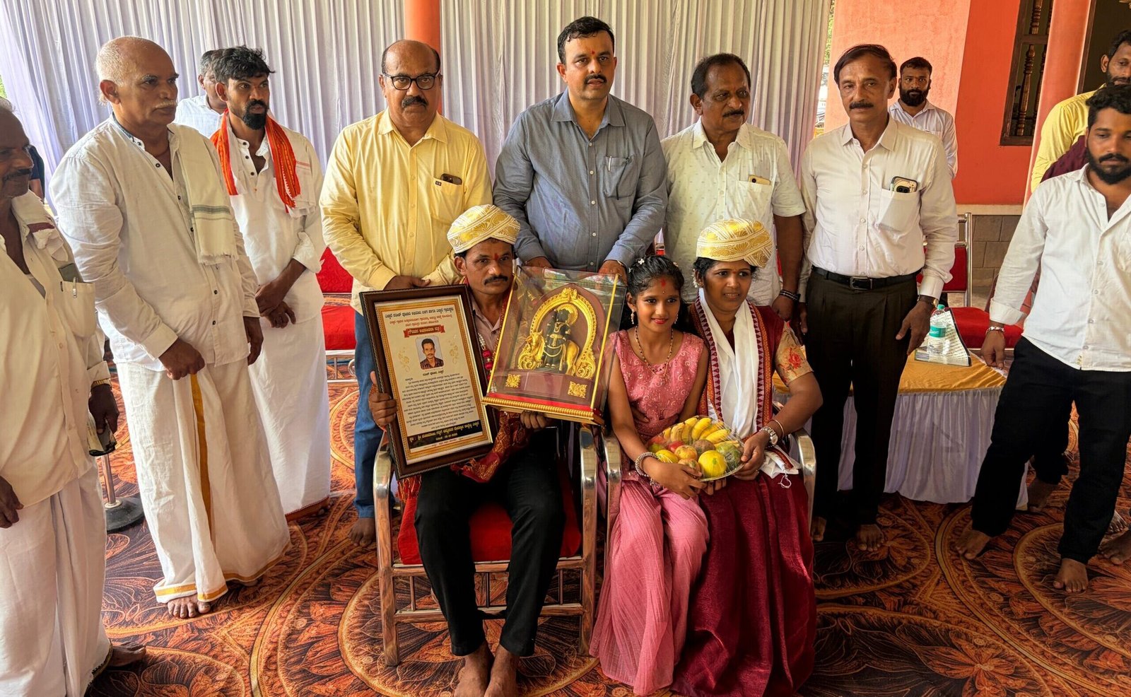ಎಳ್ಳಾರೆ: ಗಾಂಧೀ ಜಯಂತಿ ಅಂಗವಾಗಿ ಸನ್ಮಾನ ಹಾಗೂ ಅಭಿವೃದ್ಧಿಯ ಕೈಪಿಡಿ ಬಿಡುಗಡೆ